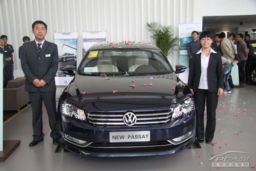 上海大众汽车唐山销售服务领导为新车揭幕